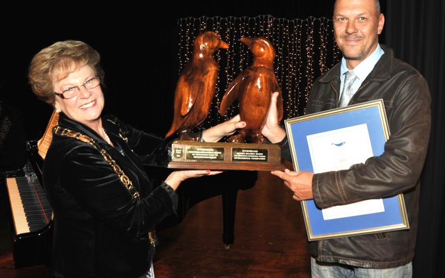Michael Rutzen ontvang sy Omgewingsbewarings Trofee van Raadsdame Nicolette Botha-Guthrie